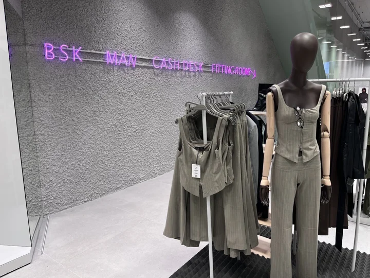 Navigace pracuje s výraznou neonovou barvou.