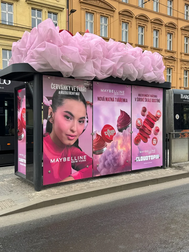 Dakacom představuje nové realizace: od ikonických zastávek po 3D instalace a retailové koncepty