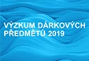 Jak hodnotí spotřebitelé dárkové předměty a které typy dárkových 
předmětů jsou nejoblíbenější? Jaké segmenty reklamních předmětů jsou 
nejvíce zastoupeny ve firemních rozpočtech? Co je pro zadavatele při 
výběru dodavatele dárkových předmětů nejdůležitější? Těmito a dalšími 
otázkami se zabýval unikátní výzkum, který realizovala asociace POPAI CE
 společně s výzkumnou agenturou Nielsen Czech Republic v období  
2019/2020