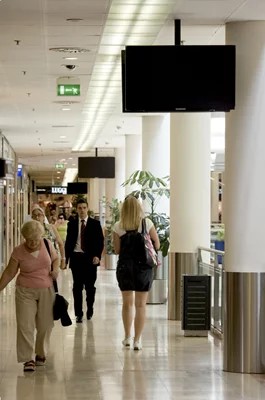 Digital Signage je stále pro mnoho zadavatelů u nás novým médiem a 
často i chybí informace o tom, jak lze optimálně tyto komunikační 
prostředky využít v reklamních kampaních.